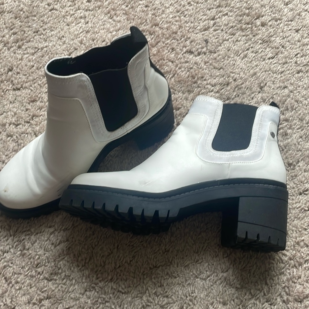 Vera Wang (Kohls) chunky lug sole heel white boot. Size 11.